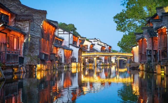 “旅游+夜市”激活小鎮(zhèn)夜經(jīng)濟(jì) 烏鎮(zhèn)如意橋夜市迎客，旅游業(yè)務(wù)新引擎